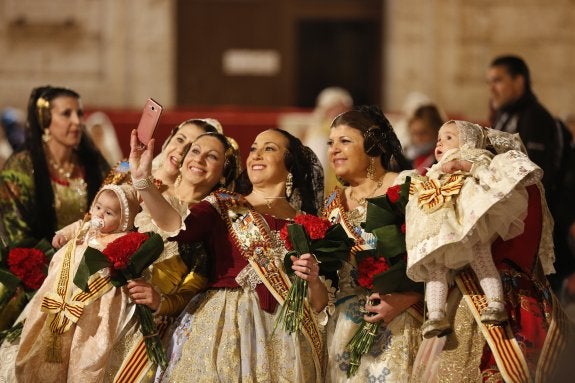 Un grupo de falleras se hace un selfie para inmortalizar un momento para el recuerdo. :: jesús signes