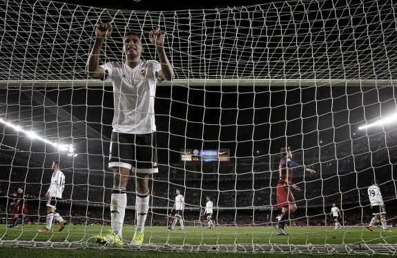 Imagen desoladora de Aderllan Santos tras encajar el Valencia el sexto gol en el Camp Nou. :: EFE/Alberto Estévez