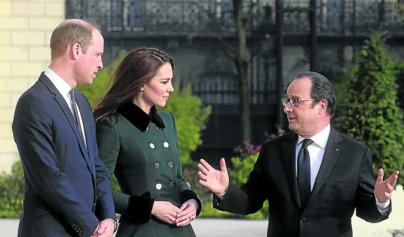 Los príncipes, ayer a su llegada a París, con Hollande. :: reuters