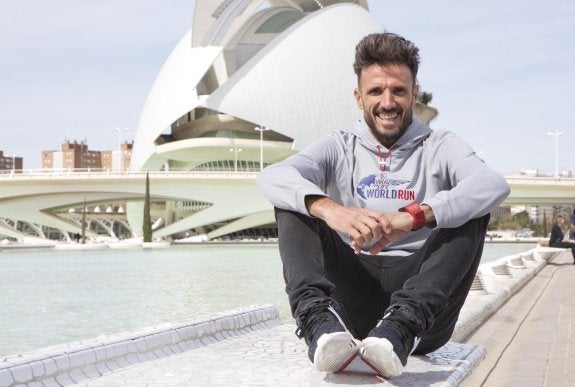 Chema Martínez, en la Ciudad de las Artes y las Ciencias. :: damián torres