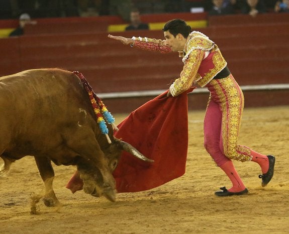 López Simón simula la estocada al toro 'Pasmoso' tras ser indultado por la presidencia. :: Txema rodríguez