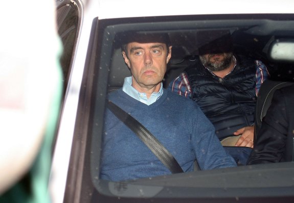 Miguel López, con rostro serio, abandona en coche ayer la cárcel de Fontcalent tras pagar la fianza de 150.000 euros. :: efe