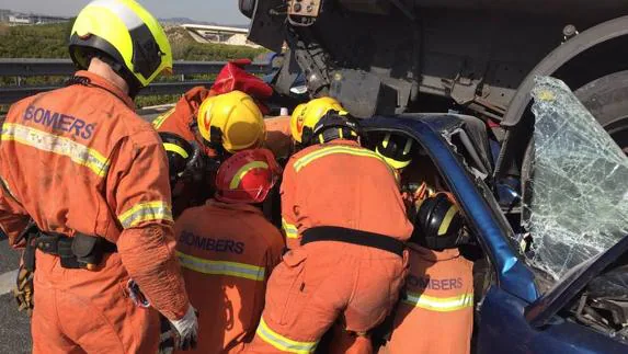 Los bomberos del Consorcio Provincial de Valencia intervienen en un rescate en accidente de tráfico al día