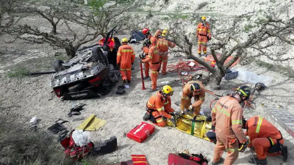 Una reciente intervención de rescate de los bomberos tras el vuelco de un vehículo. :: c. p. bomberos