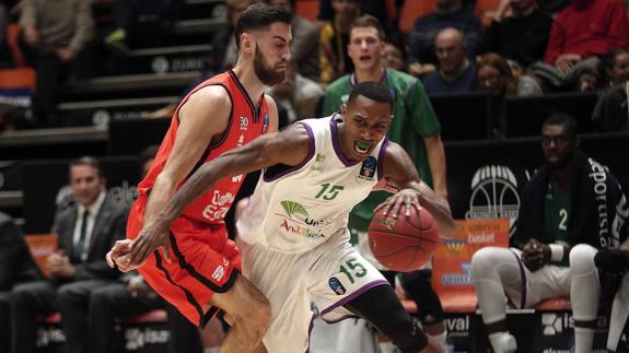 El escolta del Valencia Basket, Joan Sastre, trata de defender al escolta estadounidense del Unicaja, Jamar Smith