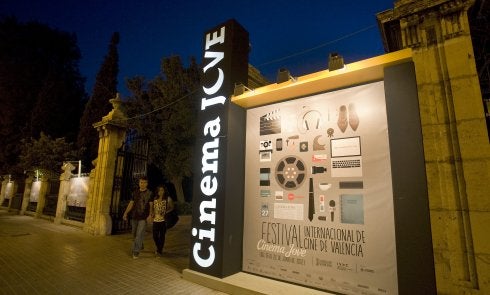 Acceso al recinto de las proyecciones nocturnas en Viveros, que deja de ser sede de Cinema Jove. 