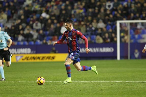 El Levante UD salva un punto con diez