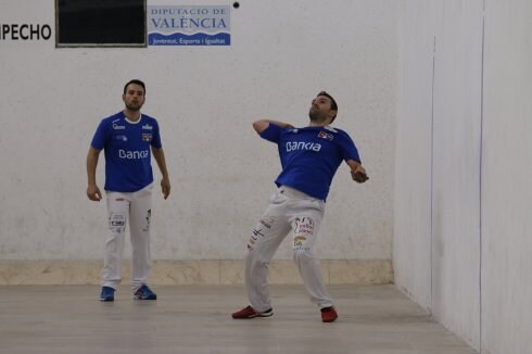 Santi de Finestrat durante la partido disputada ayer en el trinquet de Pelayo. :: val net