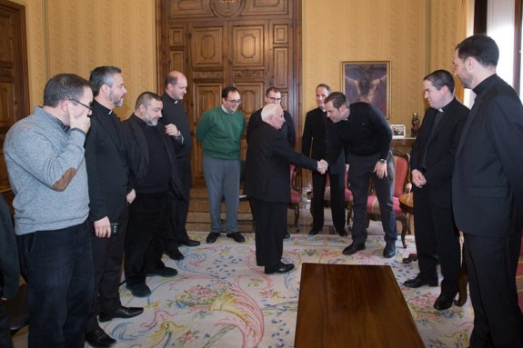 Cañizares saluda a los sacerdotes residentes en Roma en una visita a Valencia.:: 