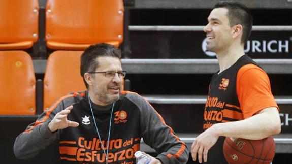 El entrenador del Valencia Basket, Pedro Martínez, y el capitán, Rafa Martínez.