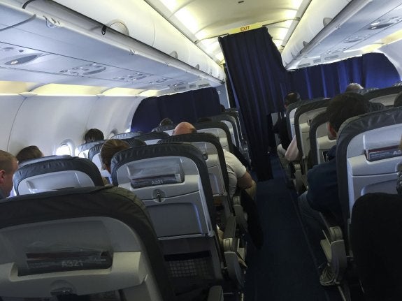 Nervios. La cabina de un vuelo entre Barcelona y Dusseldorf. 