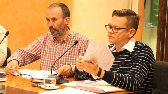 Antonio Losada, a la izquierda, y Alex Rodenkirchen durante un pleno.