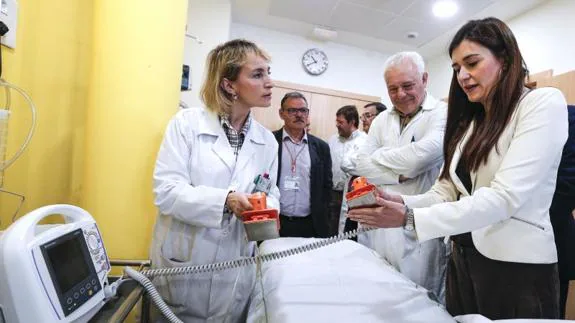 La consellera de Sanidad, Carmen Montón, durante su visita a las nuevas urgencias pediátricas del Hospital General de València.
