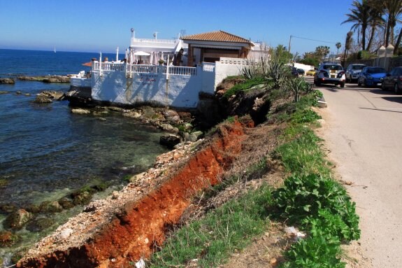 La grieta que se ha abierto en el litoral sur de Dénia, en la zona de Les Rotes, junto antes de que se colocara la valla de protección para evitar accidentes. :: Tino Calvo