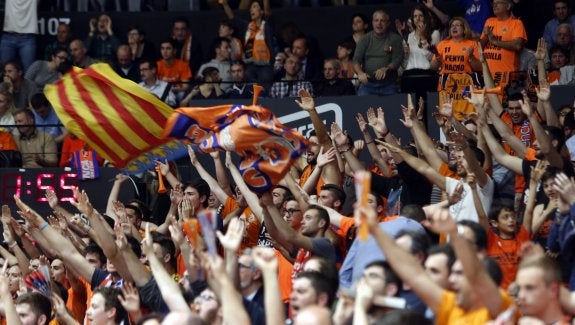 Aficionados del Valencia Basket animan ayer en la Fonteta. :: juanjo monzó