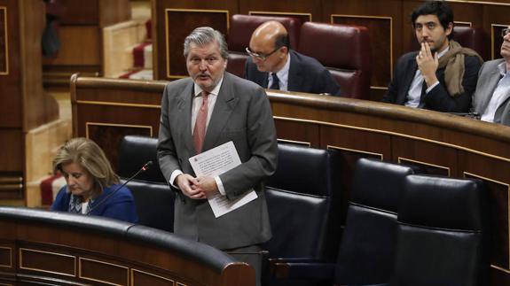 El ministro de Educación, Cultura y Deporte, Íñigo Méndez de Vigo, durante su intervención hoy en la sesión de control al Gobierno en el Congreso de los Diputados. 