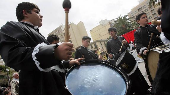 Imagen de archivo de una tamborada en Alzira.