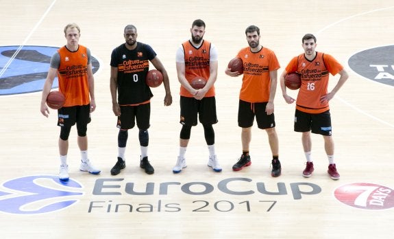 Sikma, Thomas, Dubljevic, San Emeterio y Vives, ayer en la Fonteta. :: damián torres