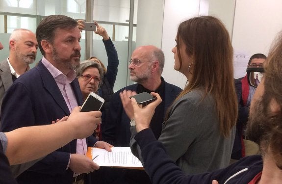 La portavoz socialista, Sandra Gómez, conversa con el presidente de la plataforma, Ignacio Arsuaga. :: lp