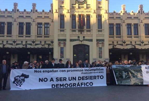 Un momento de la protesta frente a la estación del Norte. 
