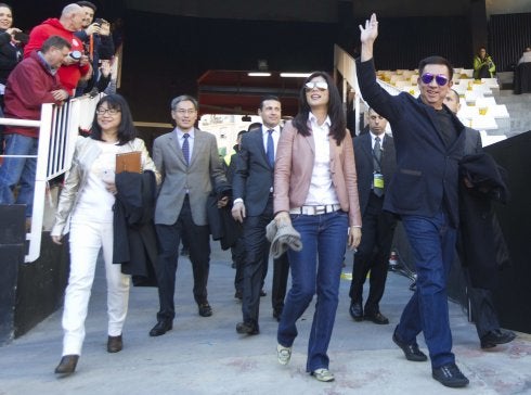 Peter Lim, junto a su esposa, en Mestalla. :: damián torres