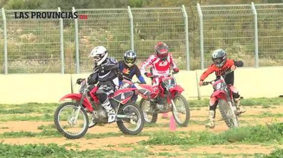 Expilotos de motociclismo enseñan a jóvenes valencianos a conducir de forma segura