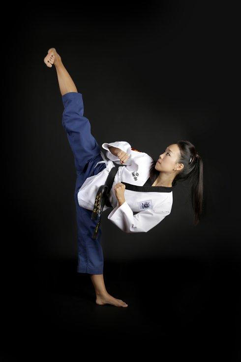 Laura Kim trabaja la técnica de patadas durante un entrenamiento de poomsae. 