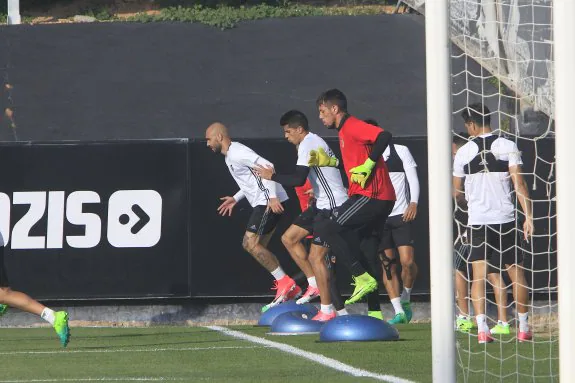 Joao Cancelo, en el entrenamiento de ayer entre sus compañeros Zaza y Diego Alves. 