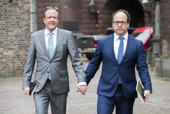 El líder del D 66, Alexander Pechtold, y el asesor Wouter Koolmees, de la mano en La Haya. 