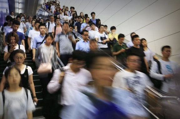 Los viajeros acceden a una de las estaciones del metro de Pekín. :: HOW HWEE YOUNG / Efe