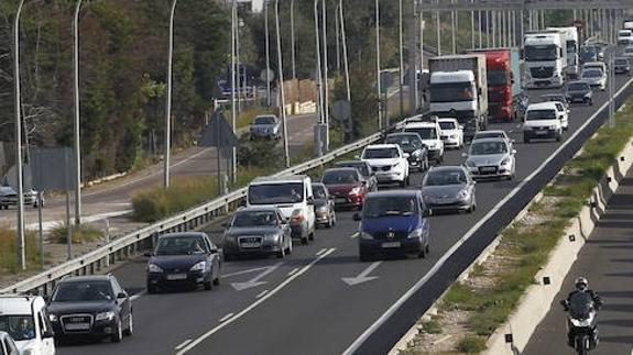 Tráfico en la Comunitat Valenciana | La operación salida arranca con 3 km de retenciones en la V-30 y gran intensidad de tráfico en la A-3