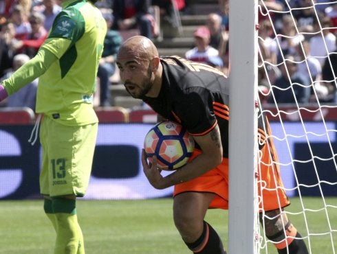 Zaza recoge el balón después de marcar su segundo gol ante el Granada. :: EFE/Pepe Torres