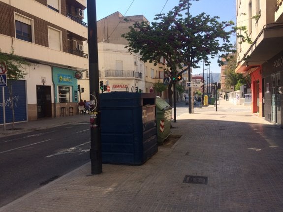 Una farola de la avenida del Raval con un cartel publicitario. :: ó.d.