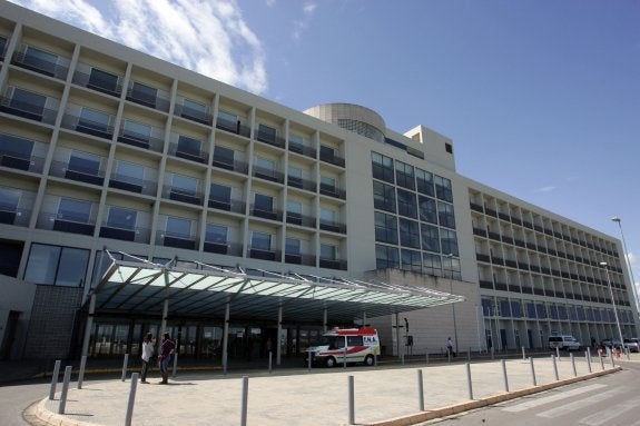 Entrada principal del Hospital de la Ribera, en Alzira. :: francisco garcía