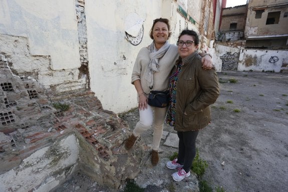 Amparo Roig (i) y Amparo Moliner, en Los Ángeles 37-39, antigua propiedad de Roig. :: jesús signes