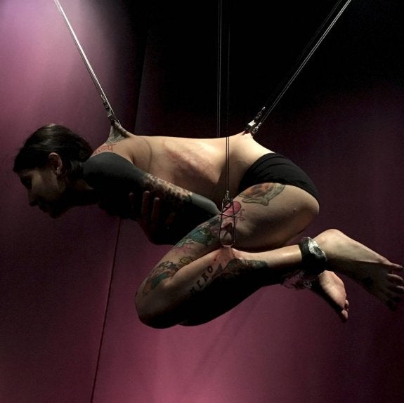 Una de las especialistas del número cancelado. Al lado,  una persona desmayada en  la exposición. 