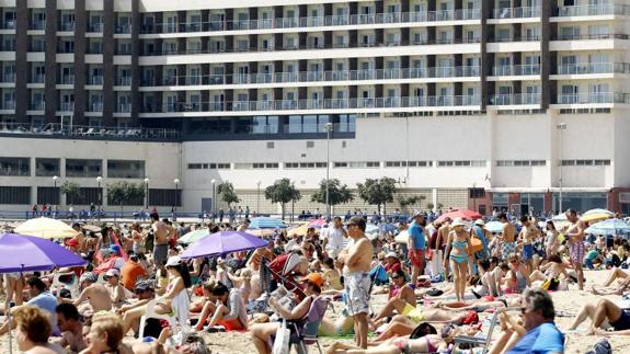 Un gran número de personas disfruta en la playa del Postiguet en Alicante el 14 de abril.