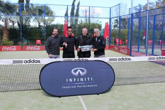 Los ganadores del torneo celebran el éxito.