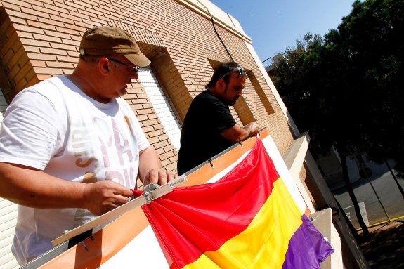 Miembros del Ejecutivo cuelgan la bandera republicana en el Ayuntamiento de Puçol. :: lp
