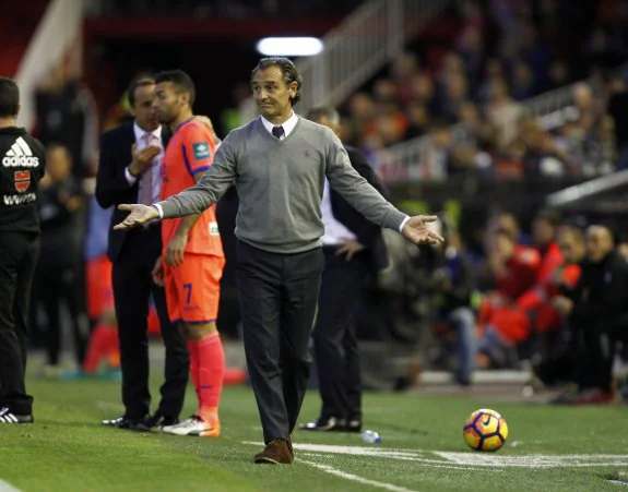 Prandelli, en el encuentro entre el Valencia y el Granada que finalizó 1-1. :: juan j. monzó