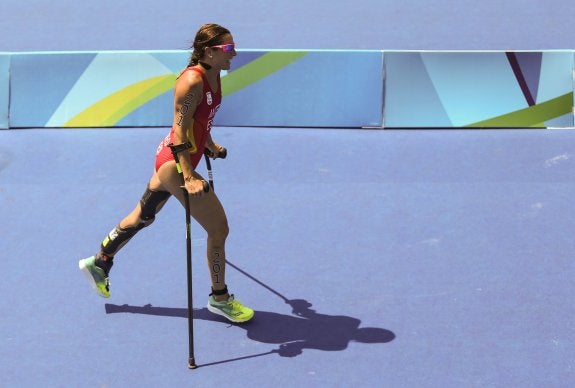 Rakel Mateo, en el triatlón PT2 de los pasados Juegos, en el que fue octava. Abajo, los paralímpicos españoles en Río. :: 