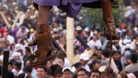 Fallece ahorcado cuando interpretaba a Judas en un Vía Crucis