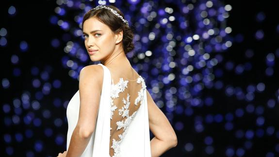 La modelo Irina Shayk durante un desfile de Pronovias. 