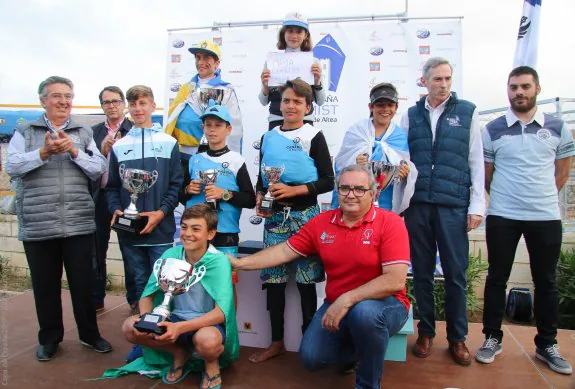 El podio de Copa Espana Optimist con el regatista Luis Simó a la izquierda. :: LP