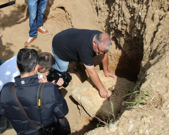 El arqueólogo municipal, Josep Antoni Gisbert, muestra cómo se ha conservado parte la inscripción del siglo II en la piedra. :: R. González