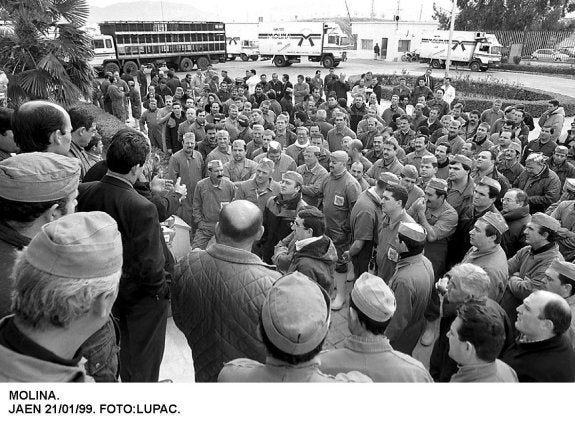 Trabajadores de la empresa de cárnicas Molina, en una asamblea a finales de los años 90. :: R. C.