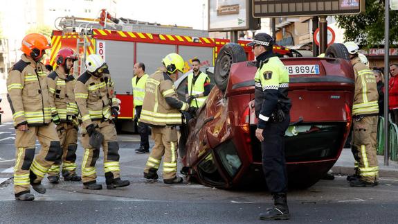 Dos heridos en un accidente en la avenida del Cid con tres coches implicados