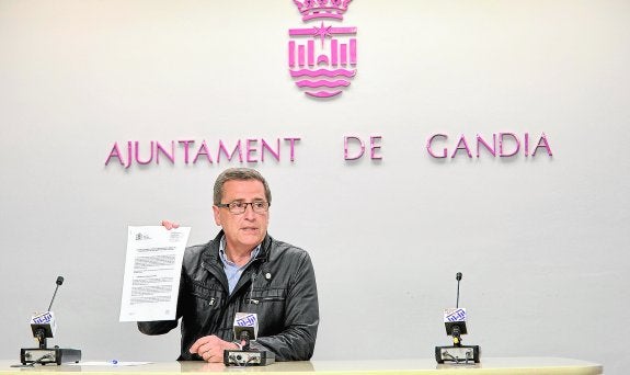 Salvador Gregori muestra el documento del Ministerio de Hacienda. :: natxo francés