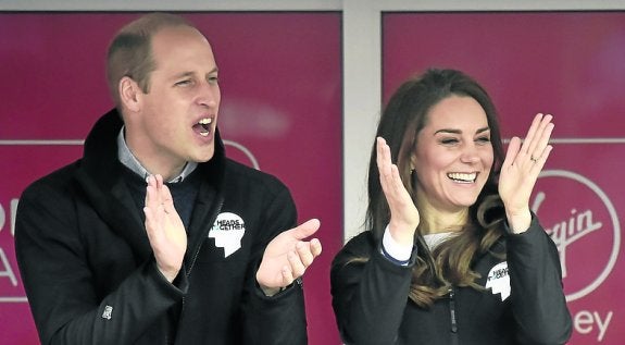 Los duques de Cambridge aplauden a los corredores. :: efe