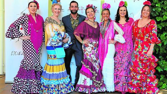 Algunas de las alumnas de la escuela de Esther Mortes con Juan Benavent.